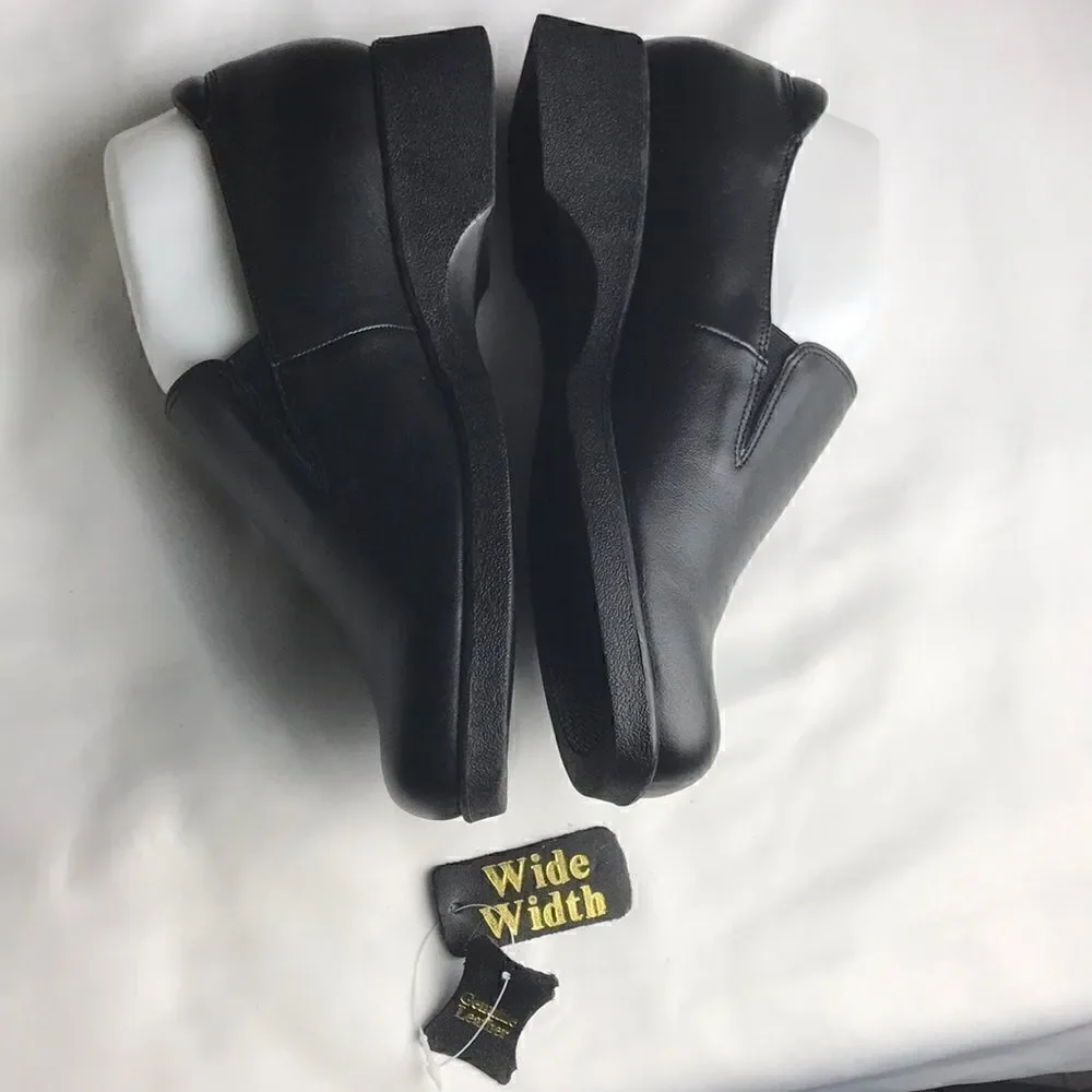 Peerage 8WW black leather loafers. NEW